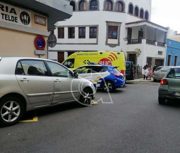 Una ambulancia de soporte vital avanzado y un vehículo de la Policía Local, en el lugar de los hechos/TA.